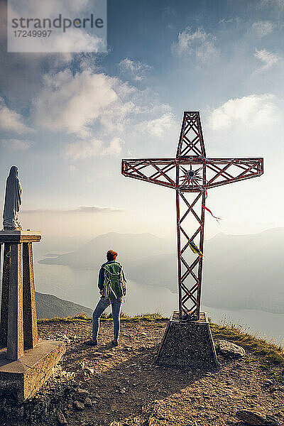 Italien  Lombardei  Wanderer auf dem Gipfel des Monte Legnoncino