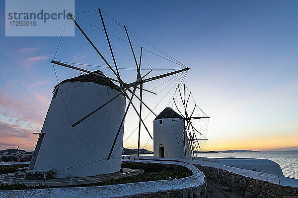 Griechenland  Mykonos  Horta  Windmühlen bei Sonnenuntergang