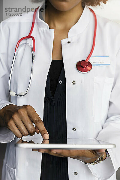 Ärztin benutzt digitales Tablet im Krankenhaus