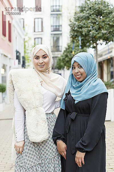 Junge Frauen mit Hidschab auf dem Gehweg stehend