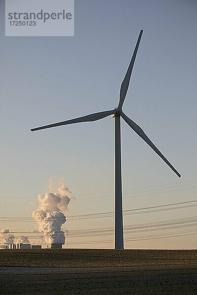 Deutschland  Nordrhein-Westfalen  Neurath  Windkraftanlage mit Braunkohlekraftwerk im Hintergrund