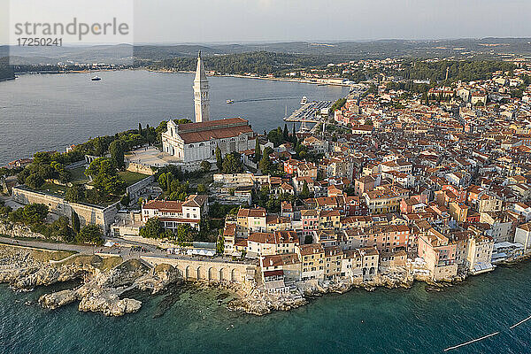 Kroatien  Istrien  Rovinj  Luftaufnahme der Kirche der Heiligen Euphemia und der umliegenden alten Stadtgebäude