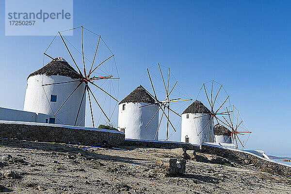 Griechenland  Mykonos  Horta  Reihe von Windmühlen