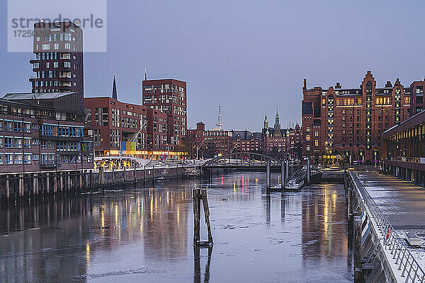 Deutschland  Hamburg  Gefrorenes Wasser des Brooktorhafens in der Abenddämmerung im Winter