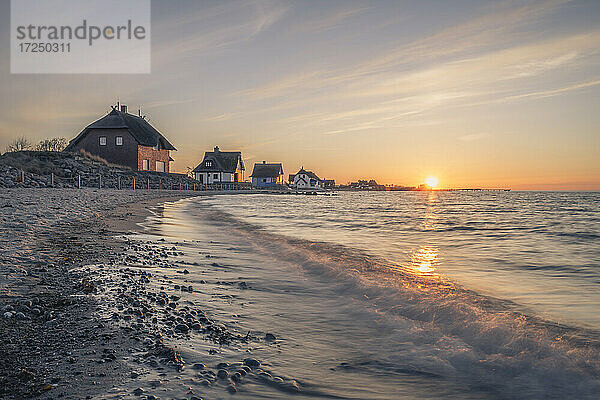 Deutschland  Schleswig-Holstein  Heiligenhafen  Strandvillen am Ufer der Graswarder Landzunge bei Sonnenuntergang