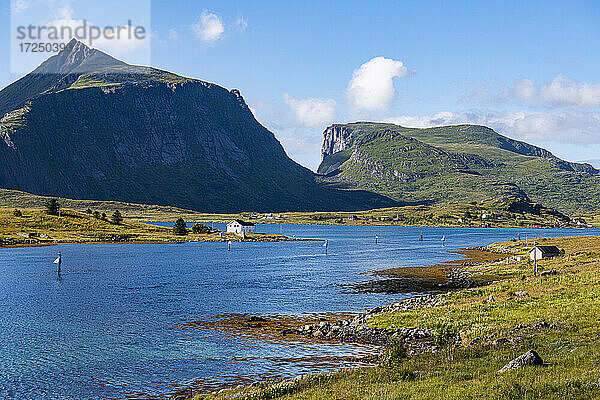 Hügel unter dem Himmel auf den Lofoten  Norwegen