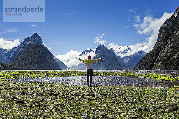 Neuseeland  Südinsel  Milford Sound  Tourist genießt Bergblick