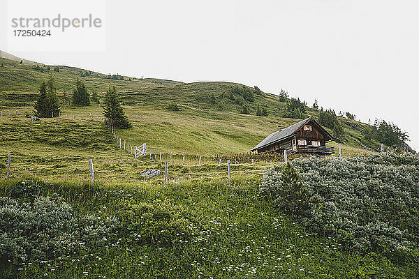 Österreich  Kärnten  Hütte in idyllischer Alpenlandschaft oberhalb der Großglockner Hochalpenstraße