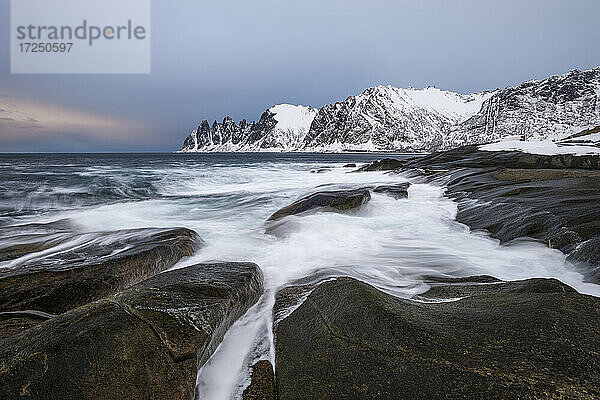 Norwegen  Tromso  Ersfjord  Meereswellen an der felsigen Küste der Insel Senja im Winter