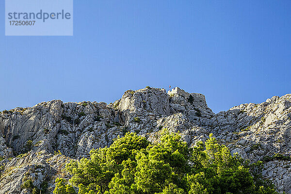 Kroatien  Gespanschaft Split-Dalmatien  Omis  Klarer Himmel über der Festung Starigrad