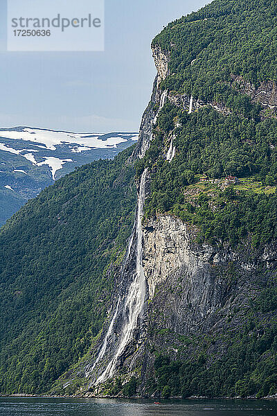 Norwegen  More og Romsdal  Blick auf den Wasserfall im Geirangerfjord