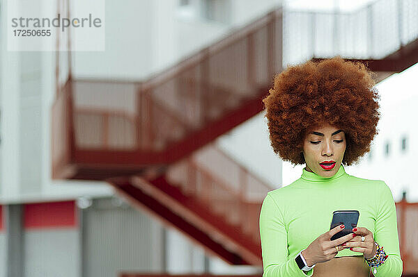 Afro-Frau mit Mobiltelefon