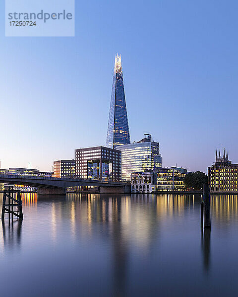 UK  England  London  Langzeitbelichtung der Themse in der Morgendämmerung mit London Bridge und The Shard im Hintergrund