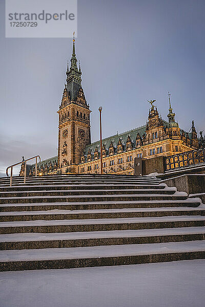 Deutschland  Hamburg  Tiefblick auf das Rathaus im Winter