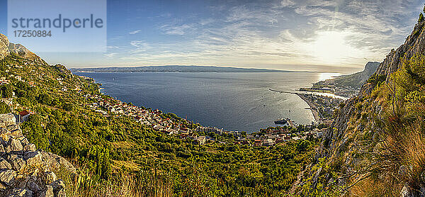 Kroatien  Gespanschaft Split-Dalmatien  Omis  Sonnenaufgang über der Küstenstadt