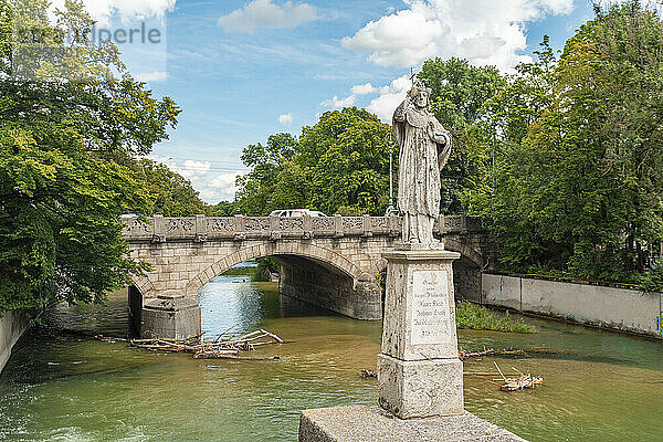 Maximiliansbrücke und Statue über der Isar in München  Bayern  Deutschland