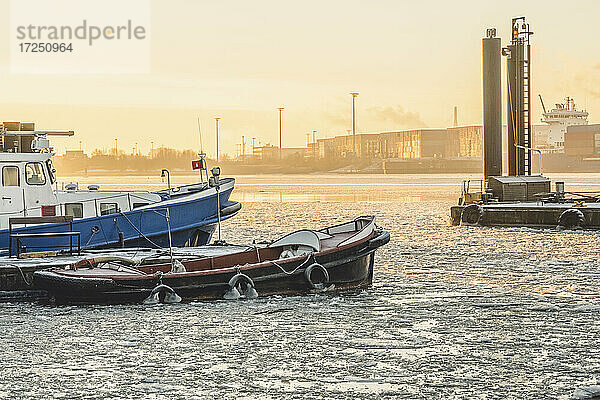 Deutschland  Hamburg  Boote vor Anker in Neumuhlen bei Sonnenuntergang im Winter