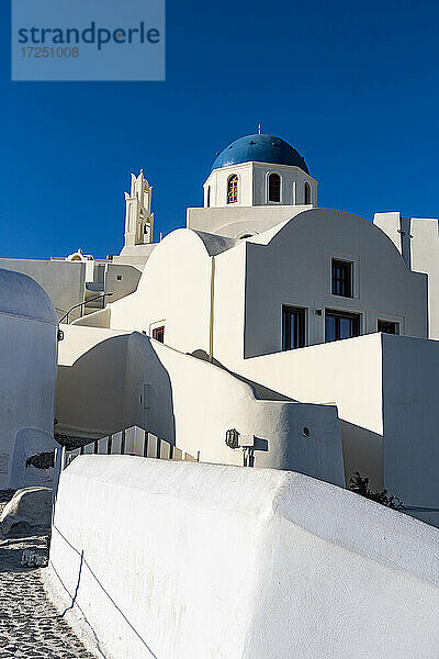 Griechenland  Santorin  Oia  Weiß getünchte Architektur unter blauem Himmel