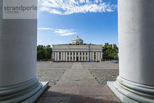 Finnland  Helsinki  Leerer Senatsplatz mit dem Dom von Helsinki im Hintergrund