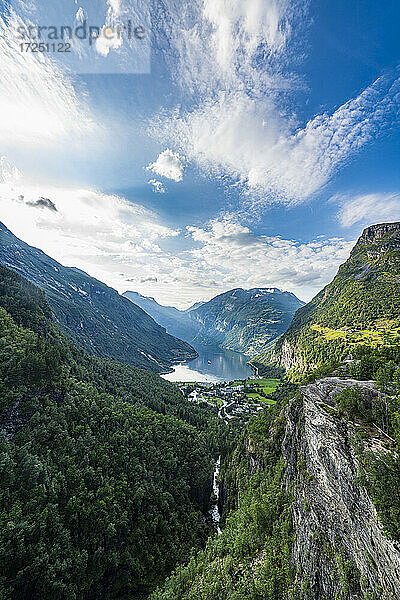 Norwegen  More og Romsdal  Blick auf die Wolken über einem abgelegenen Dorf im Geiranger Fjord