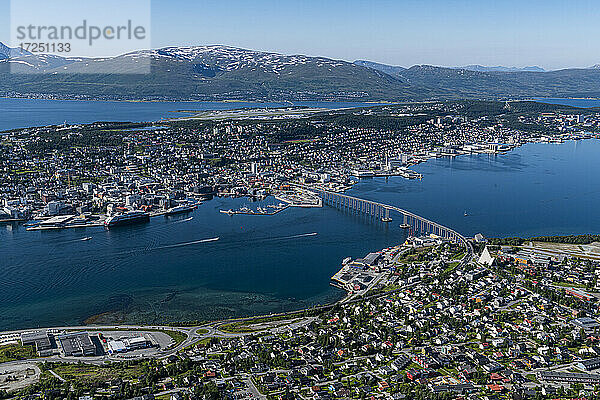 Norwegen  Troms og Finnmark  Tromso  Küstenstadt vom Aussichtspunkt Fjellstua aus gesehen