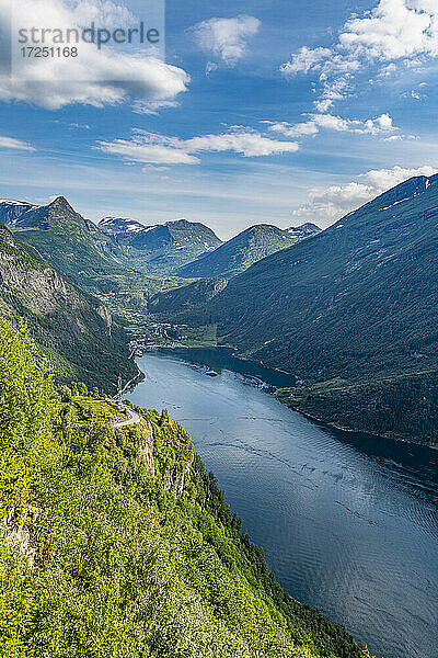 Norwegen  More og Romsdal  Blick auf den Geirangerfjord