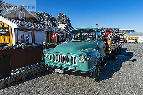 Alter Lastwagen  geparkt neben einem Haus im Hafen von Reine  Lofoten  Norwegen