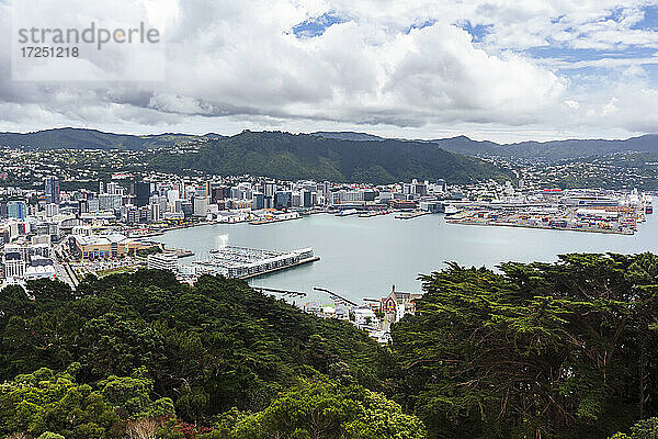 Neuseeland  Region Wellington  Wellington  Wolken über Bucht und Hafen der Küstenstadt