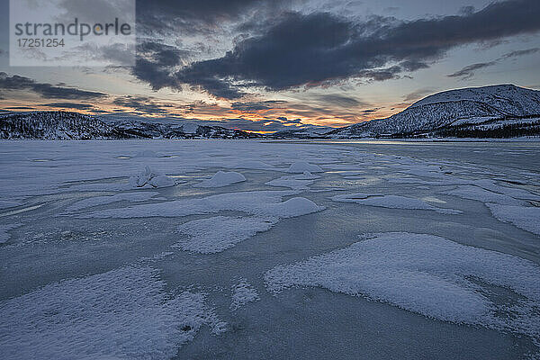 Norwegen  Tromso  Gefrorener See auf der Insel Senja bei Sonnenaufgang