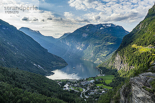 Norwegen  More og Romsdal  Blick auf ein abgelegenes Dorf im Geirangerfjord