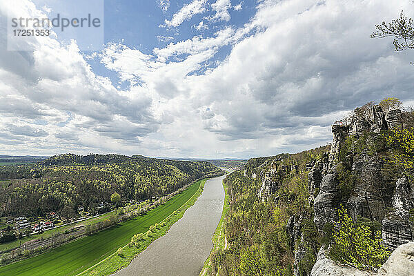 Deutschland  Sachsen  Fluss Elbe im Elbsandsteingebirge