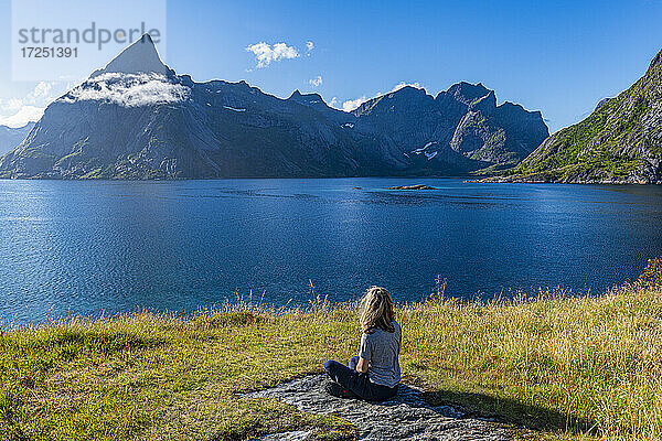Frau mit Blick auf den Fjord  Reine  Lofoten  Norwegen
