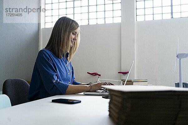 Weiblicher Geschäftsmann benutzt Laptop im Büro