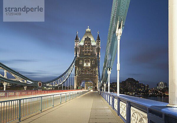 UK  England  London  Fahrzeug-Lichtspuren über der Tower Bridge in der Abenddämmerung