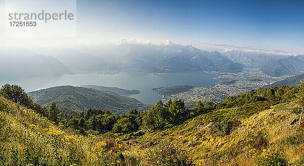 Italien  Lombardei  Panoramablick vom Gipfel des Monte Legnoncino am Comer See