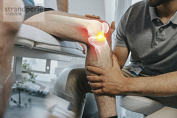 Physiotherapeutin überprüft das Kniegelenk eines Patienten im medizinischen Untersuchungsraum