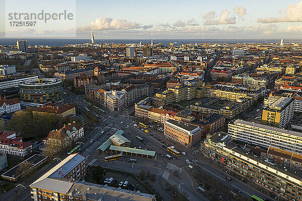 Schweden  Schonen  Malmö  Luftaufnahme des Stadtzentrums in der Abenddämmerung