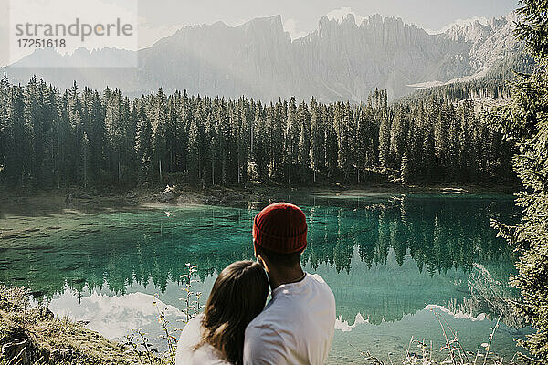Ehepaar mit Blick auf den Karersee in Südtirol  Italien