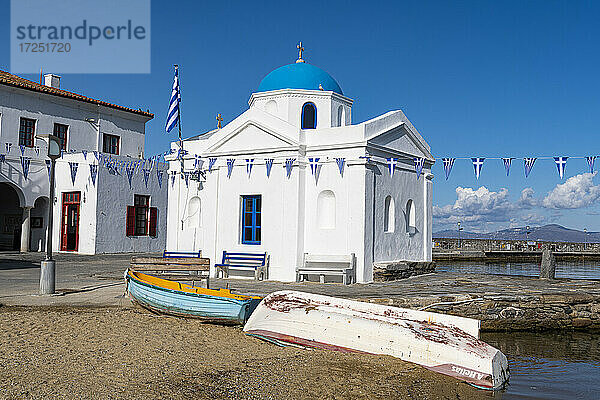 Griechenland  Südliche Ägäis  Horta  Ruderboote vor einer weiß getünchten Kapelle