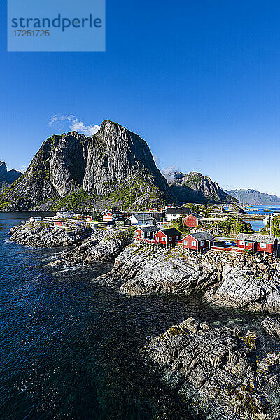 Berge bei einem Dorf unter blauem Himmel in Reine  Lofoten  Norwegen