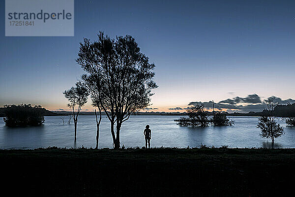 Neuseeland  Nordinsel  Rotorua  Silhouette eines Mannes mit Blick auf den Okareka-See bei Sonnenuntergang