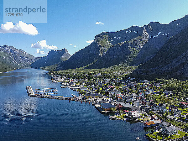 Norwegen  Troms og Finnmark  Gryllefjord  Luftaufnahme des Fischerdorfs am Gryllefjord auf der Insel Senja