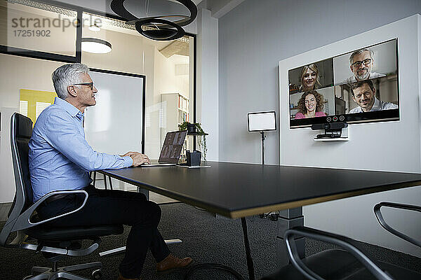 Geschäftsleute arbeiten per Videokonferenz im Büro