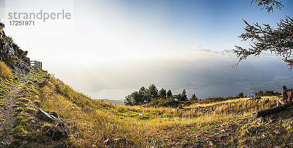 Italien  Lombardei  Wanderer auf dem Monte Legnoncino mit Blick auf den Comer See