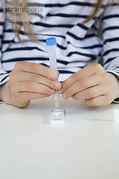 Mädchen testet Coronavirus zu Hause