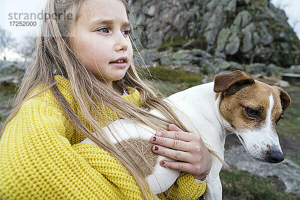 Blondes Mädchen mit Jack Russell Terrier schaut weg