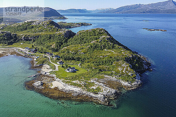 Norwegen  Troms og Finnmark  Brensholmen  Luftaufnahme einer kleinen Küstensiedlung auf der Insel Senja