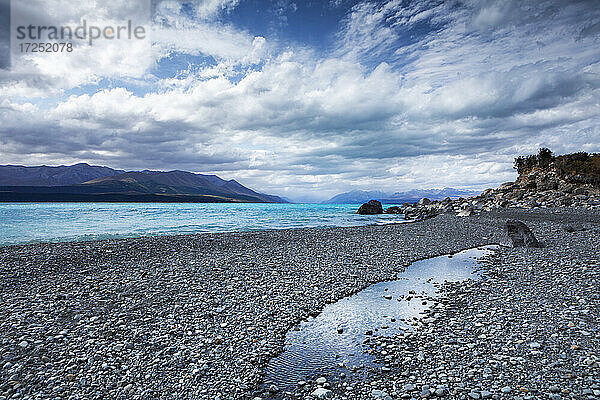 Neuseeland  Canterbury  Steiniger Strand am Lake Tekapo