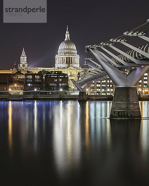 UK  England  London  Millennium Bridge bei Nacht mit beleuchteter Saint Pauls Cathedral im Hintergrund