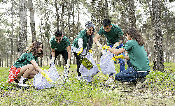 Umweltfreunde sammeln Plastikmüll im Wald